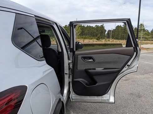 Used 2023 Nissan Rogue SV image 52