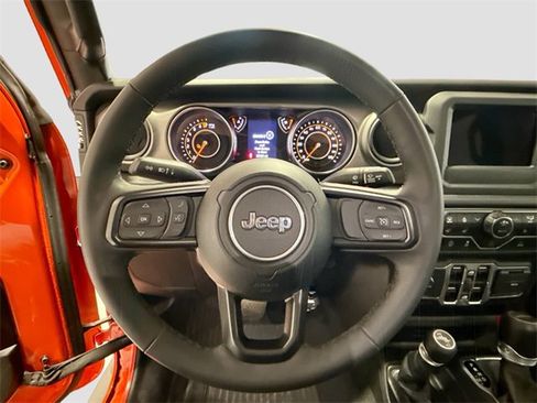 Used 2023 Jeep Gladiator Sport image 9