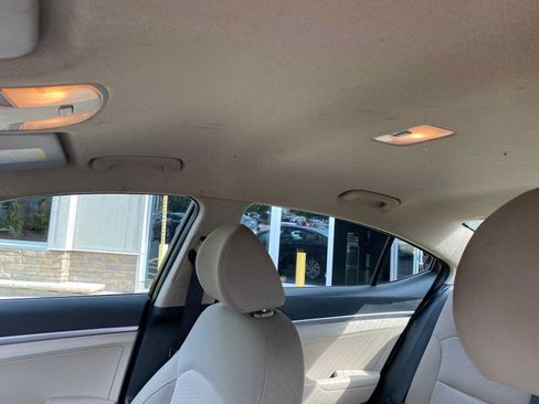 Used 2019 Hyundai Elantra SE FWD image 21