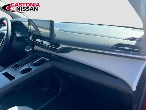Used 2025 Toyota Sienna XLE image 40
