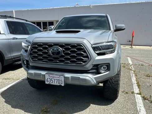 Used 2021 Toyota Tacoma TRD Sport w/ TRD Premium Sport Package AWD/4WD image 3
