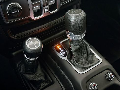 Used 2023 Jeep Gladiator Willys image 17