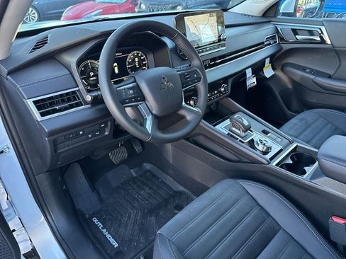 New 2025 Mitsubishi Outlander SE image 19