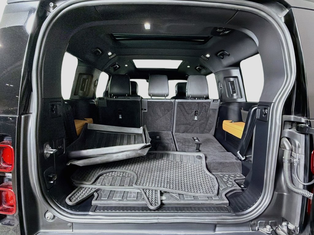 Certified 2024 Land Rover Defender 130 X-Dynamic SE AWD/4WD image 28