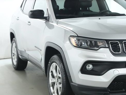 Used 2024 Jeep Compass Latitude AWD/4WD image 9