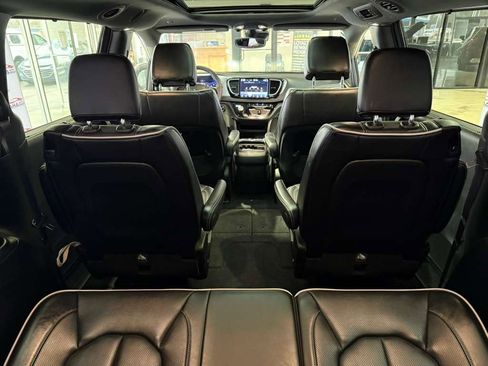 Used 2025 Chrysler Pacifica Limited image 48