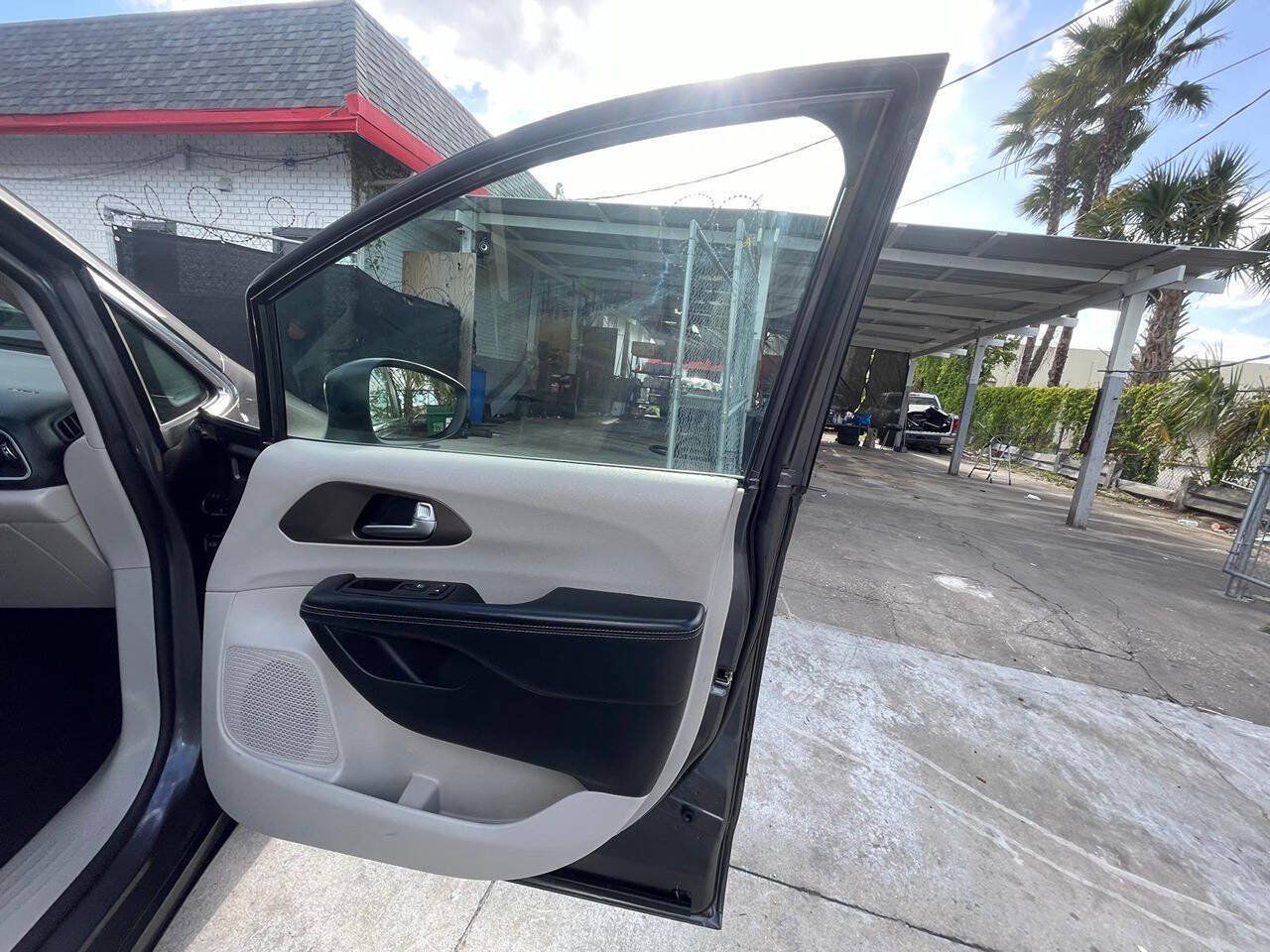 Used 2020 Chrysler Voyager Lxi FWD image 15