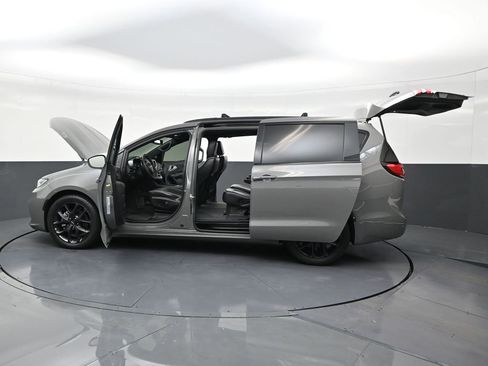 Used 2022 Chrysler Pacifica Limited w/ S Appearance Package image 31