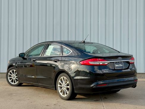Used 2017 Ford Fusion SE w/ Fusion SE Technology Package FWD image 4