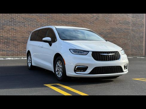 Used 2023 Chrysler Pacifica Touring image 1