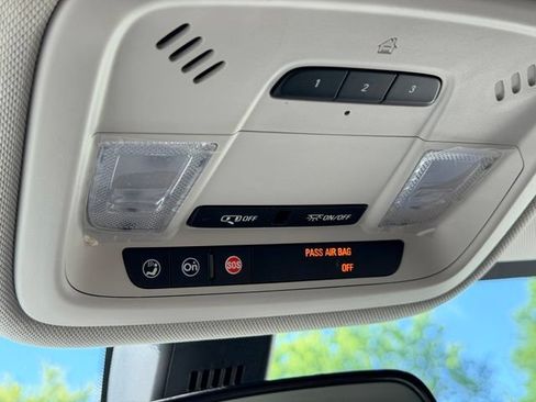 Used 2018 Chevrolet Traverse LT FWD image 17