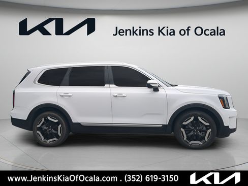 Certified 2023 Kia Telluride EX w/ EX Captain's Chair Package FWD image 2
