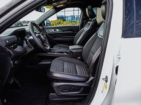 Used 2025 Ford Explorer ST-Line w/ Premium Package image 15