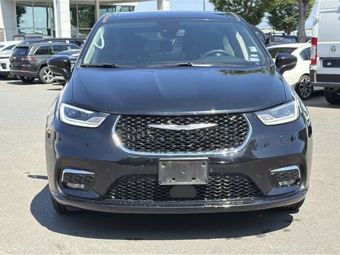 Used 2024 Chrysler Pacifica Touring-L FWD image 16