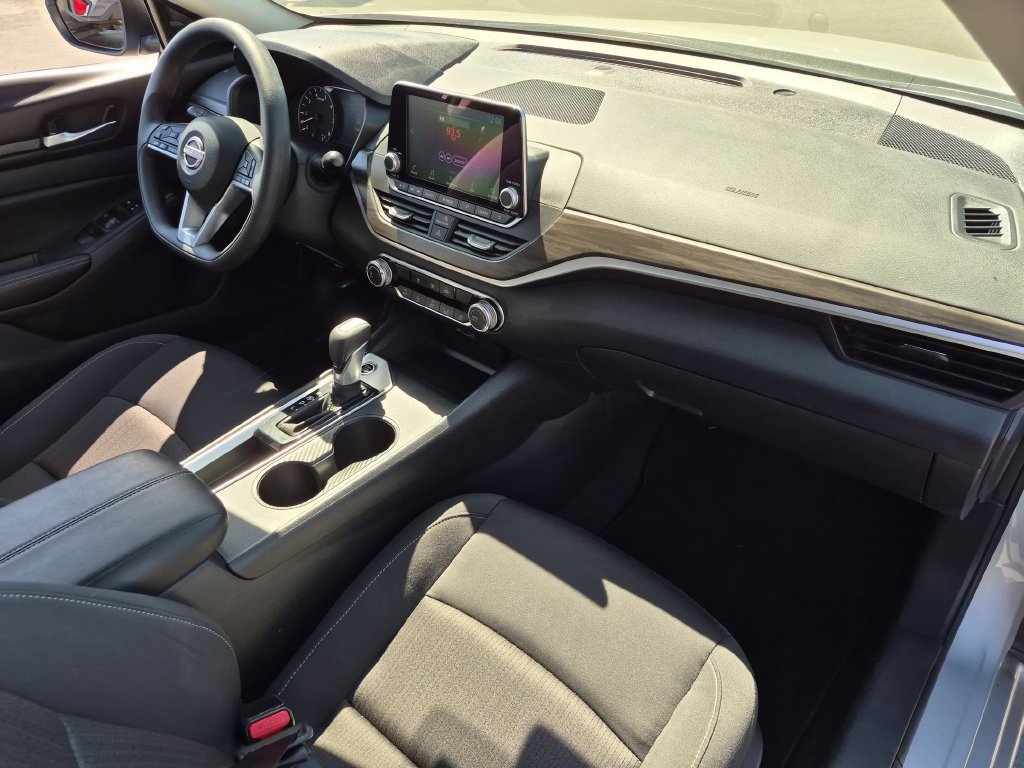 Used 2025 Nissan Altima 2.5 SV FWD image 32