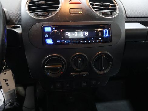 Used 2010 Volkswagen Beetle Coupe image 19