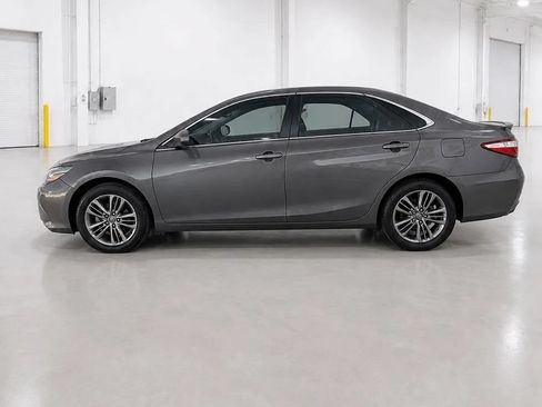 Used 2017 Toyota Camry SE w/ Moonroof Package FWD image 8