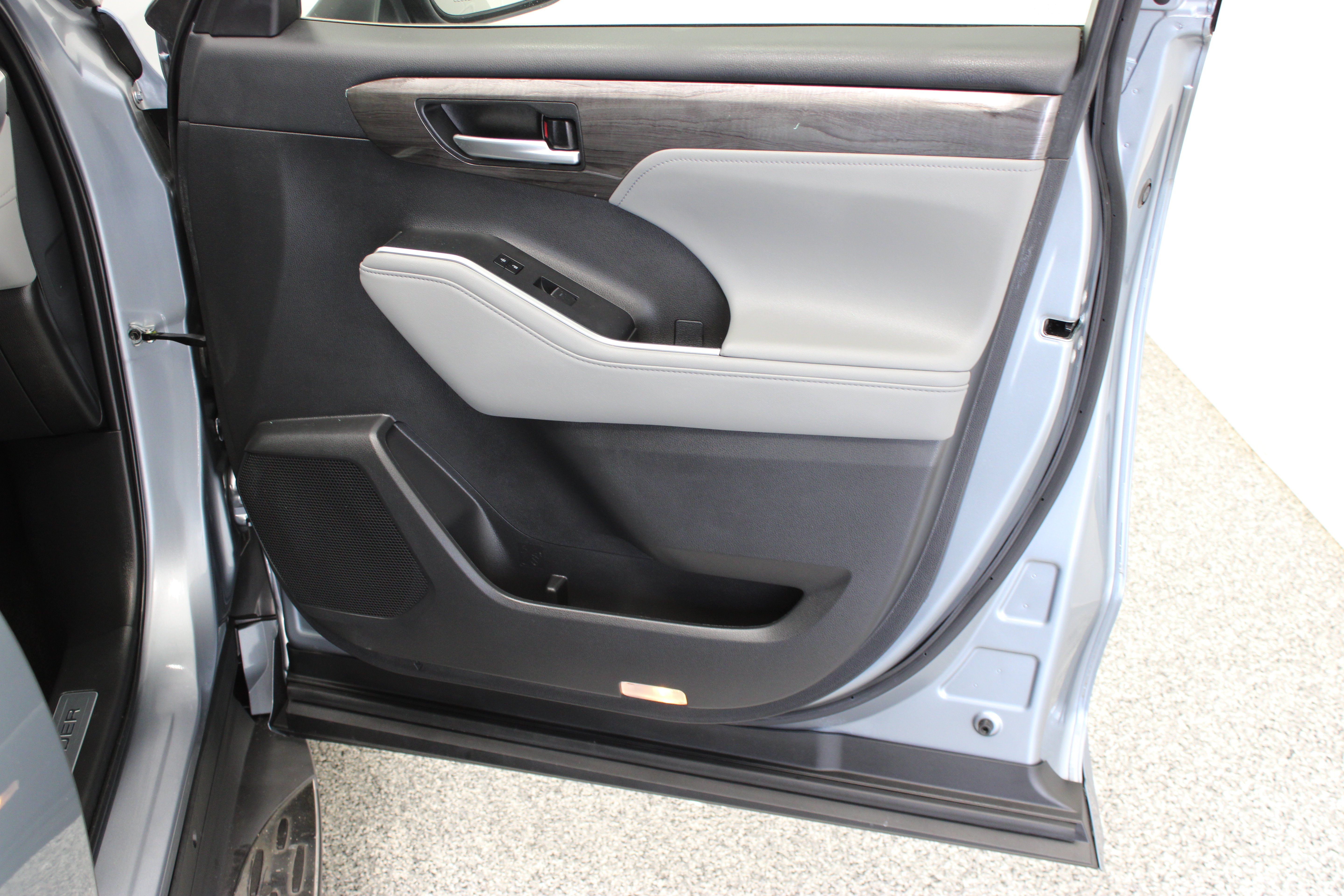 Used 2024 Toyota Highlander Limited FWD image 39