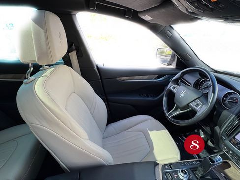 Used 2021 Maserati Levante image 11
