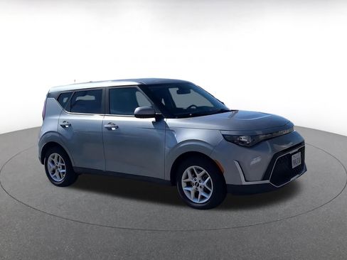 Used 2025 Kia Soul LX w/ LX Technology Package image 2