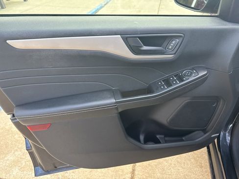 Used 2022 Ford Escape SE image 9