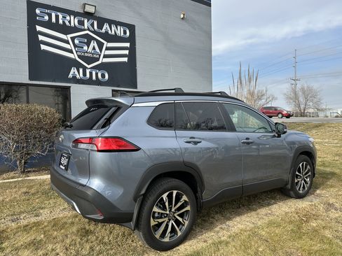 Used 2025 Toyota Corolla Cross XLE w/ Convenience Package image 7