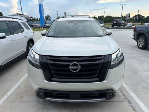 Used 2023 Nissan Pathfinder SL w/ Black Appearance Package FWD image 2