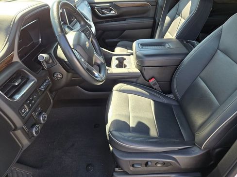 Used 2023 Chevrolet Suburban Premier image 3