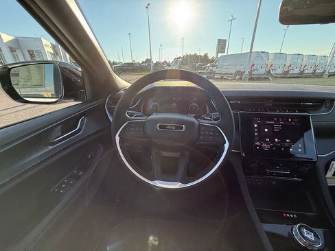 New 2025 Jeep Grand Cherokee Altitude image 14