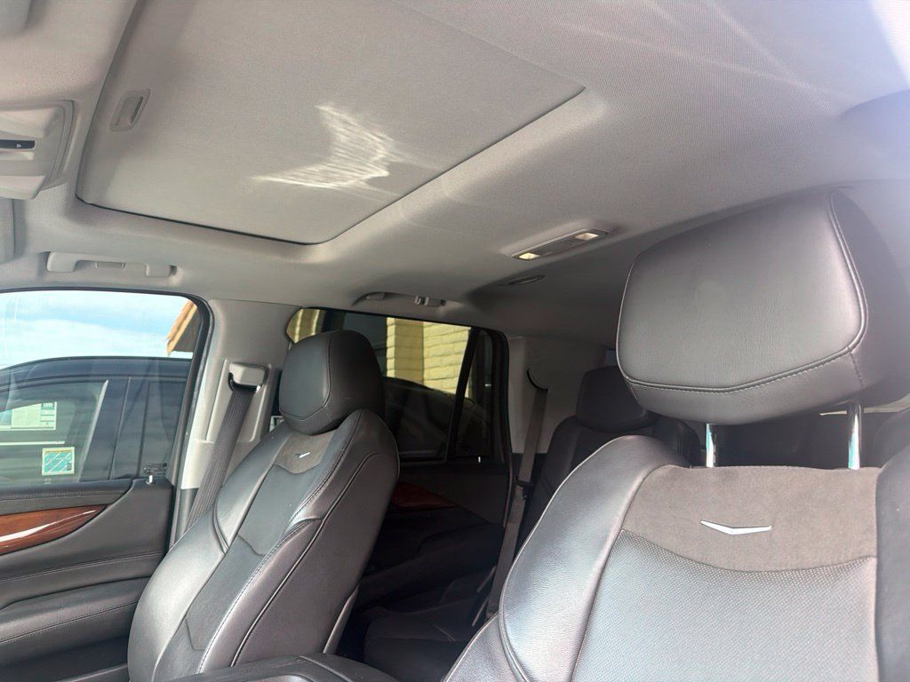 Used 2018 Cadillac Escalade Luxury RWD image 11