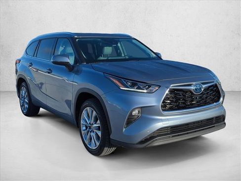 Used 2021 Toyota Highlander Limited image 3