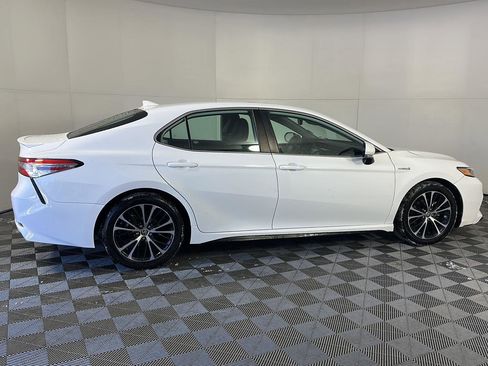 Used 2020 Toyota Camry SE w/ Sunroof Package image 4