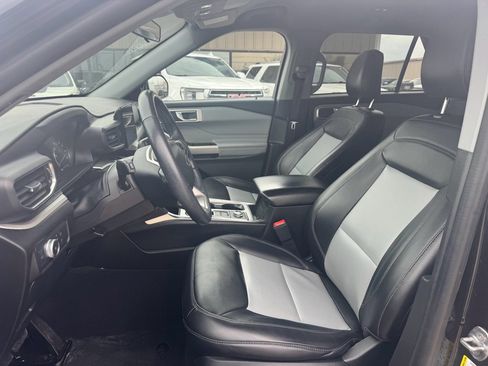 Used 2022 Ford Explorer XLT w/ Equipment Group 202A image 13