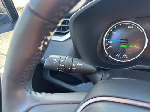 Used 2022 Toyota RAV4 XLE Premium image 16