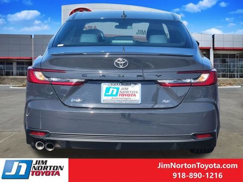 Used 2025 Toyota Camry SE image 6