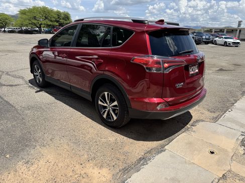 Used 2018 Toyota RAV4 XLE AWD/4WD image 3