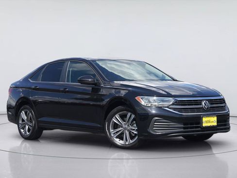 Used 2022 Volkswagen Jetta SE FWD image 2