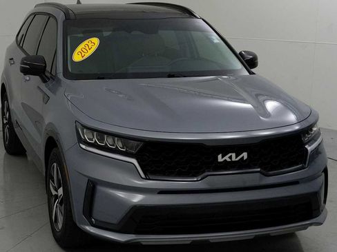 Used 2023 Kia Sorento S w/ Panoramic Sunroof Package FWD image 2