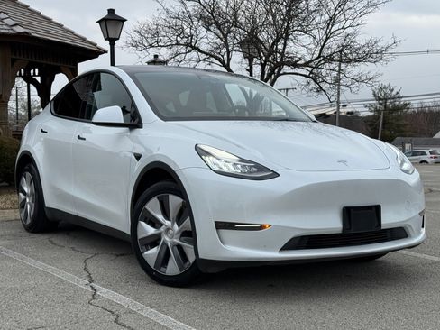 Used 2023 Tesla Model Y Long Range image 3