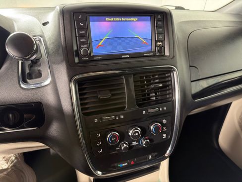 Used 2019 Dodge Grand Caravan SXT image 13