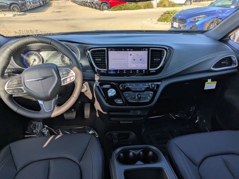 New 2026 Chrysler Pacifica Select image 14