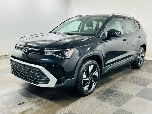 Certified 2025 Volkswagen Taos SE image 3