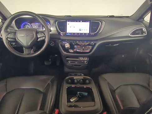 Used 2021 Chrysler Pacifica Touring-L w/ Uconnect Theater Family Group FWD image 19
