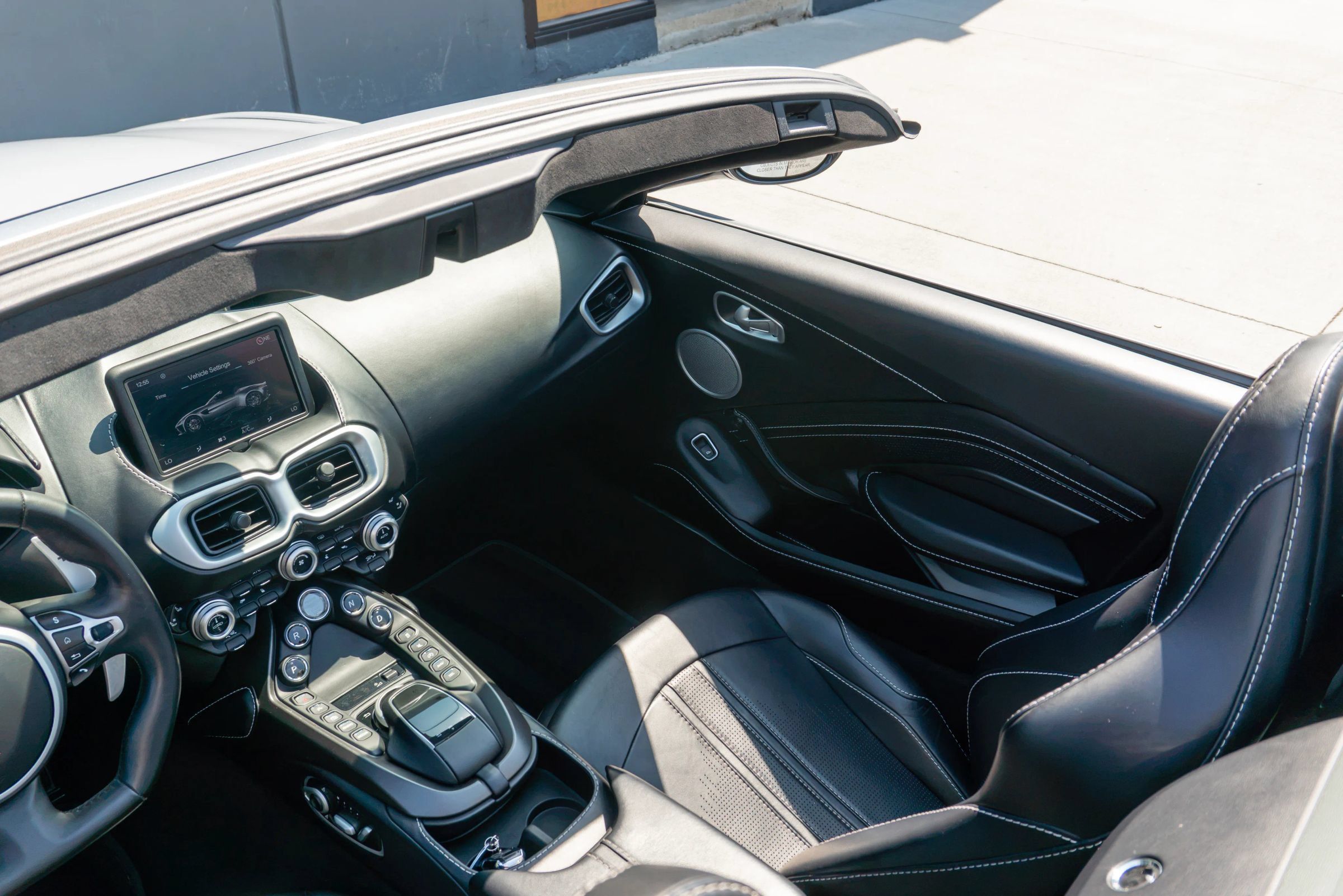 Used 2022 Aston Martin V8 Vantage Roadster RWD image 61