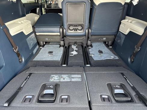 New 2025 Kia Carnival SX Prestige FWD image 17