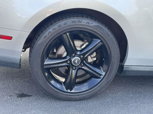 Used 2010 Ford Mustang GT RWD image 9