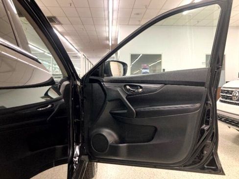 Used 2020 Nissan Rogue SV image 26