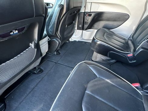 Used 2023 Chrysler Pacifica Limited FWD image 15