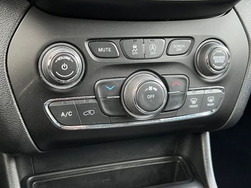 Used 2021 Jeep Cherokee Latitude Lux AWD/4WD image 31