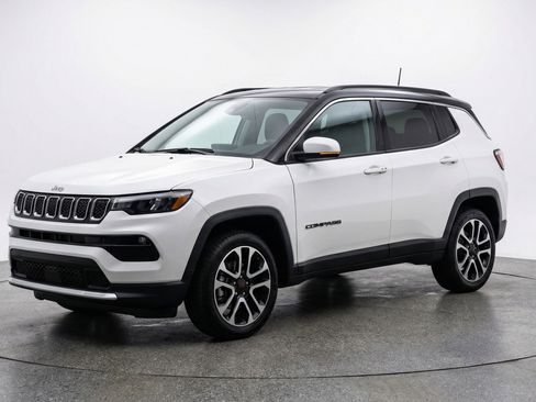 Used 2025 Jeep Compass Trailhawk image 3